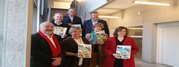 Des membres de l'association Retraite heureuse, des élus de l'Agglo et de la Ville de Niort et le directeur de Transdev présentent le guide 